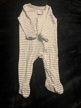A bundle of carters 0-3 months boys clothing.